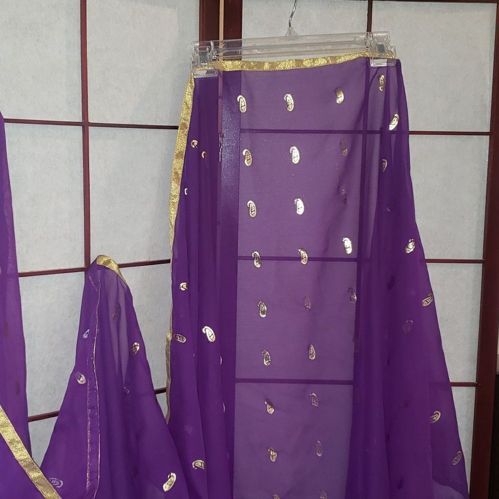 Beautiful Saree Purple & Gold Paisley Pattern  - Picture 4 of 8